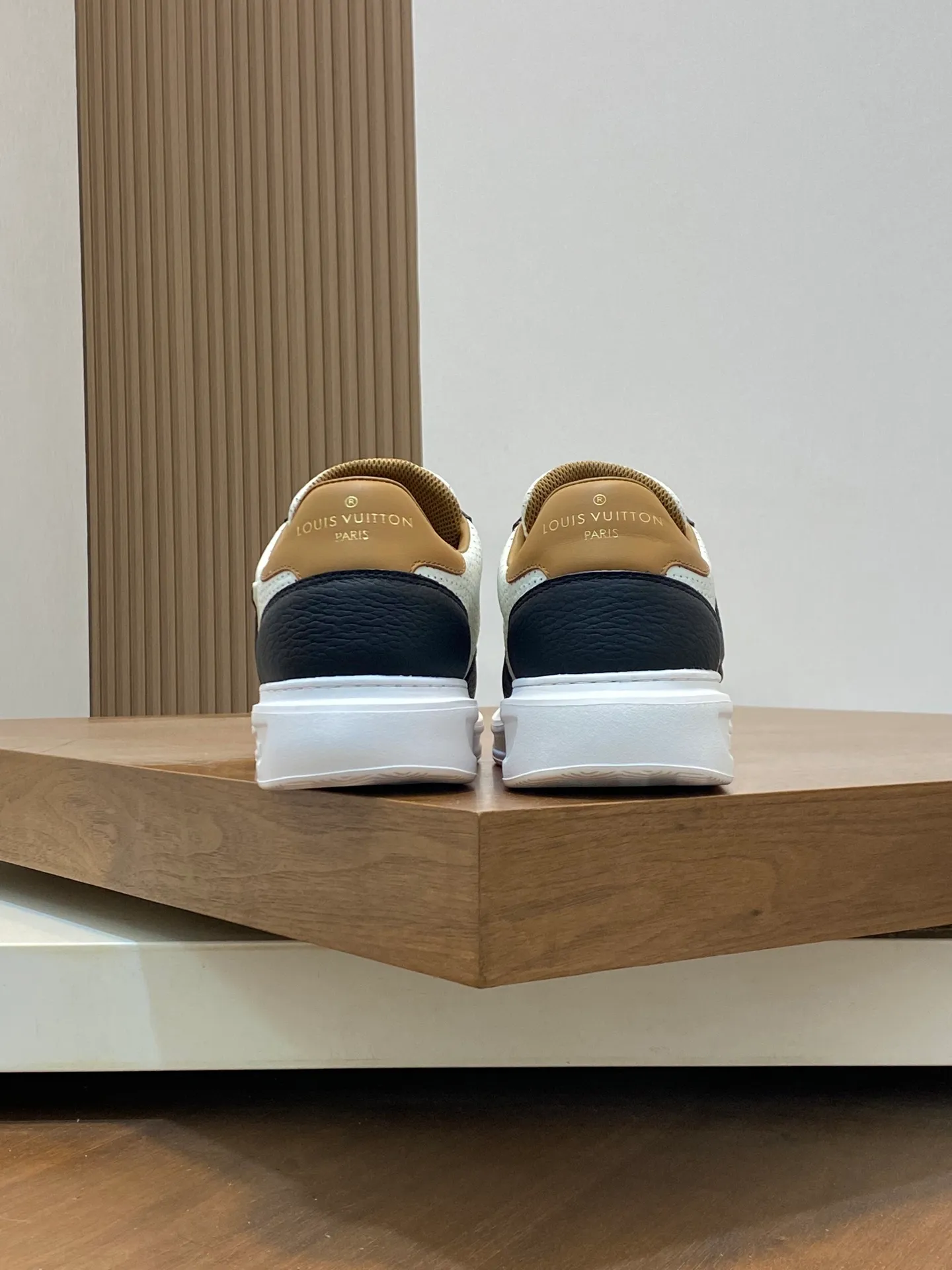 Factory Price: 400💰LV🔍Top Purchasing Agency🇮🇹 Lu Street Boy’s popular sports shoes counter synchronized, uppers imported from Italy cowhide fabric, high-quality complex splicing crafts, imported water-dyed cowhide lining cowhide feet Sole: Original sole provided by the original factory, T men's men's shoes 💰U exclusive movable molded sole, super comfortable, original factory follow-up goods, 🔍🔍high quality, can be entered and exited the counter at will, welcome to compare, code number 39-44 (order 38 45)